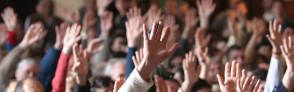 Mans alçades a una assemblea