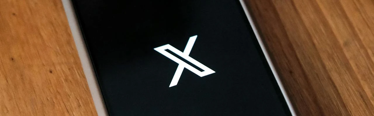 Logo de X en un mòbil